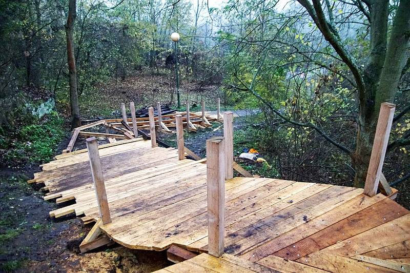 Začátkem prosince by již měla být kompletně hotová kompletní rekonstrukce dřevěné stezky v rokli, která spojuje oblast Radouče s přechodem přes silnici u Podlázek.