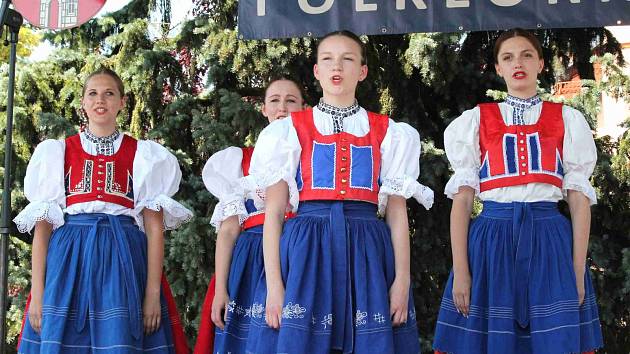 Folklorní festival v Bakově bavil návštěvníky i v parném počasí