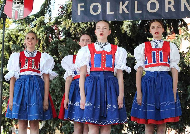 Folklorní festival v Bakově bavil návštěvníky i v parném počasí