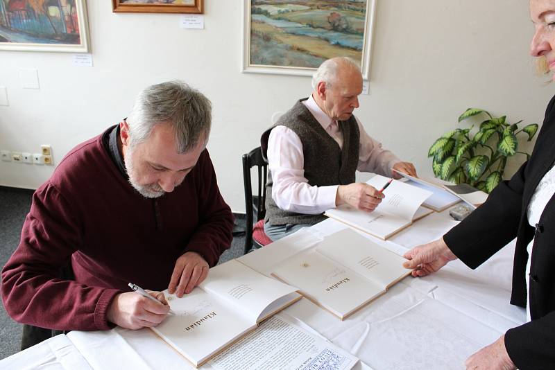 V mladoboleslavské galerii Pod Věží se včera odpoledne uskutečnila autogramiáda knihy Klaudián.