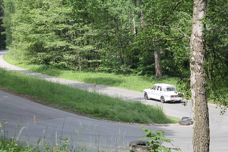 Příznivci silných motorů a kvílení  pneumatik v ostrých zatáčkách mířili v sobotu 26. května do areálu Motorlandu Vrchbělá.