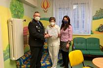Policisté přivezli finanční dar do mladoboleslavského Dětského centra.