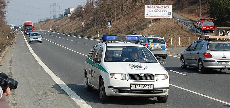 Pro ženu, která skočila u Hrdlořez z mostu, přiletěl vrtulník.