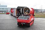 Robot LUF 60 pomáhá hasičům Škoda Auto. Na dálkové ovládání s ním uhasí požár ve velké průmyslové hale