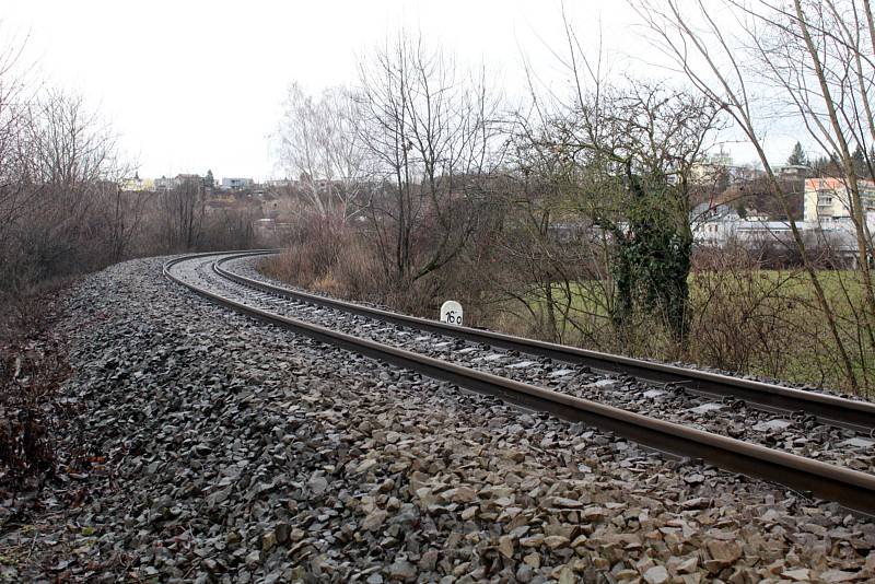 Železniční most u Krásné louky v Mladé Boleslavi, v jehož sousedství vyroste nová lávka s cyklostezkou.