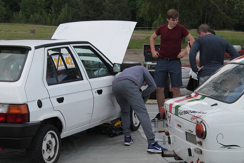 Příznivci silných motorů a kvílení  pneumatik v ostrých zatáčkách mířili v sobotu 26. května do areálu Motorlandu Vrchbělá.