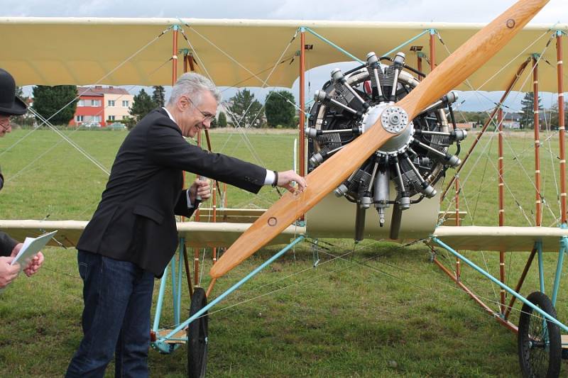 Na mladoboleslavském letišti byla v neděli slavnostně pokřtěna replika francouzského letadla z roku 1913 Caudron G3. Nadační fond letadla Metoda Vlacha stavěl tento stroj osm let a poprvé zde do oblak vzlétl na konci září.