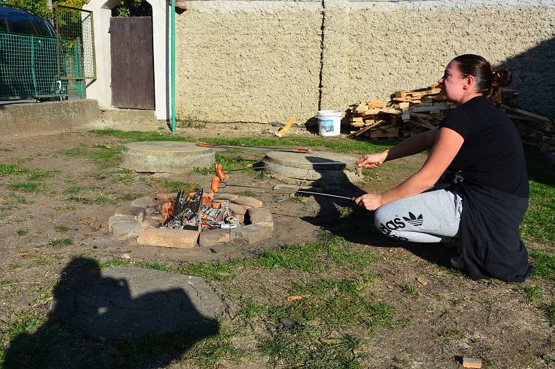 Babí léto, ocasatí draci a čtyřiadvacet soutěžících. První říjnová sobota patřila v Jizerním Vtelně tradiční drakiádě.