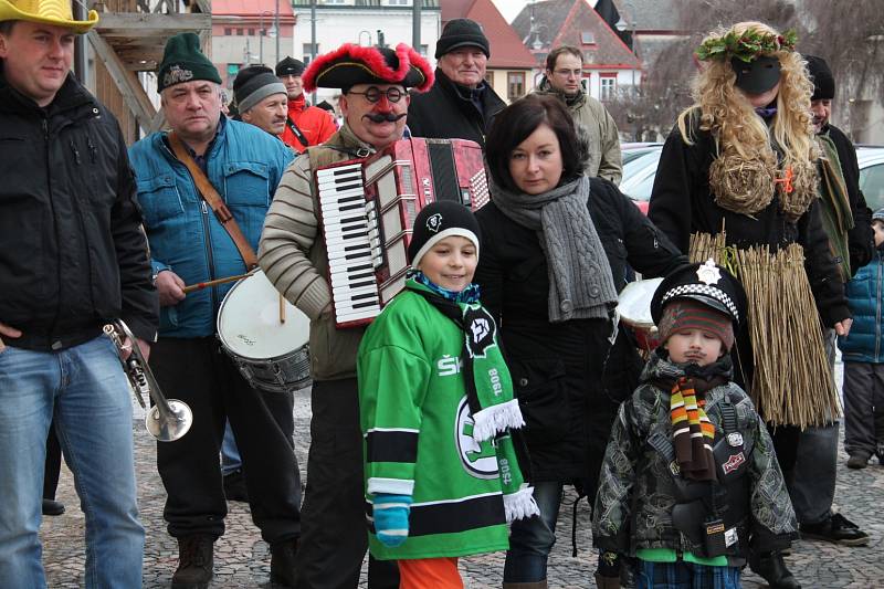 Masopustní průvod prošel Bělou a skončil v opravených prostorách zámku.