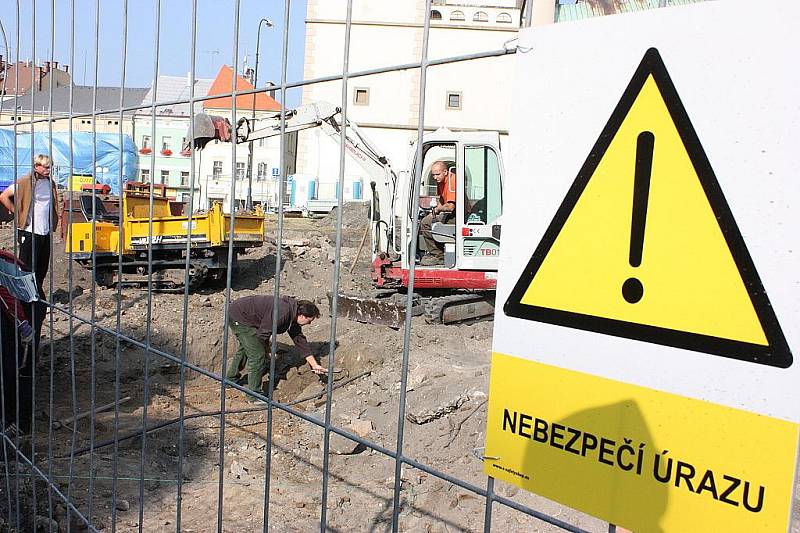 Archeologové provádějí průzkum před rekonstrukcí Staroměstského náměstí v Mladé Boleslavi.
