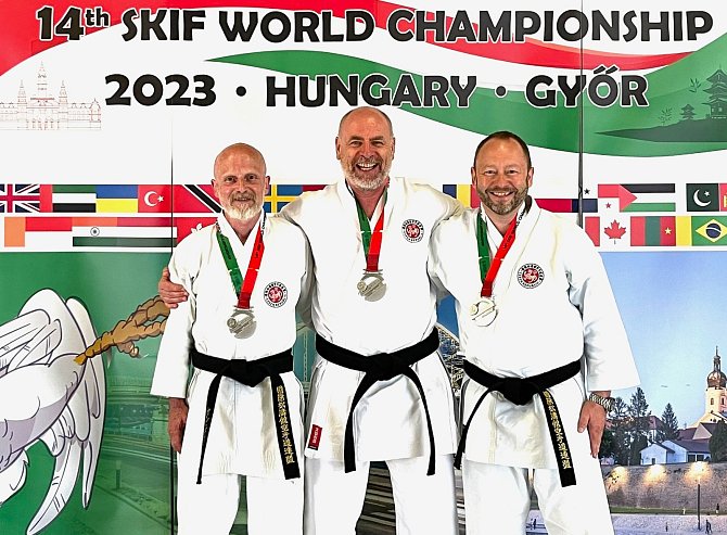 Stříbrný Ladislav Mareš (uprostřed) z Mladé Boleslavi na Mistrovství světa v karate organizace SKIF v maďarském Györu.