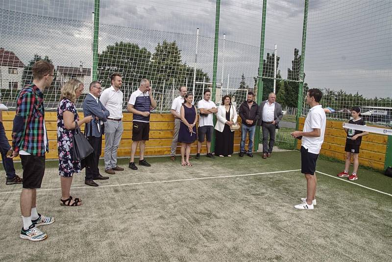 V příměstské části Čejetice bylo slavnostně otevřeno nové sportovní hřiště s umělým trávníkem.