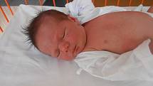 JAN Henc s narodil 8. září. Vážil 3,6 kilogramů a měřil 50 centimetrů. Maminka Lucie a tatínek Milan si ji odvezou domů do Skalska, kde už se na něj těší sestřička Věruška.