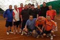 Účastníci veteránského tenisového turnaje v Bezděčíně