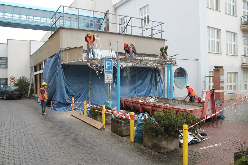 V pátek v dopoledních hodinách pokračovaly práce na stavbě nové recepce Klaudiánovy nemocnice v Mladé Boleslavi. Tentokrát demolicí průčelí původního vchodu do nemocnice.