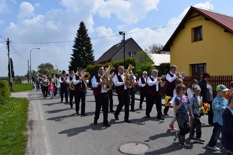 Dvaasedmdesátá Národní pouť v Ledcích přilákala již tradičně mnoho lidí. Slavnostní průvod došel od základní školy k pomníku padlých, kde účastníci uctili památku padlých v květnu 1945.