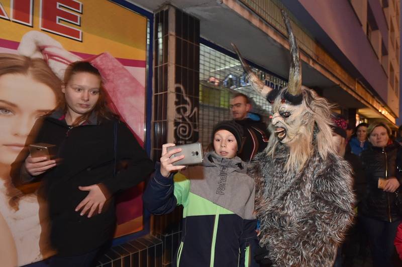 Od Kauflandu přes Bondy centrum na Staroměstské náměstí mířil v úterním odpoledni a večeru v Mladé Boleslavi průvod čertů.