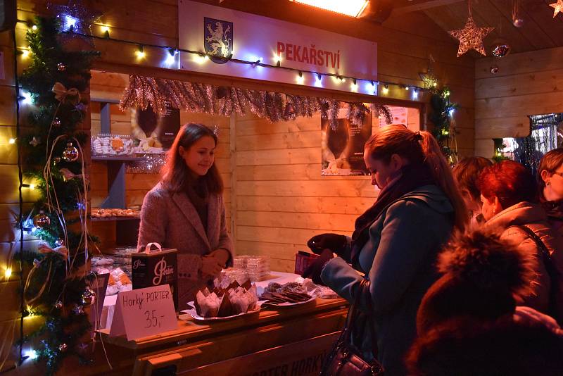 Mladá Boleslav - Adventní trhy s historicky největší světelnou výzdobou a ruským kolem začaly v Mladé Boleslavi v pátek odpoledne.