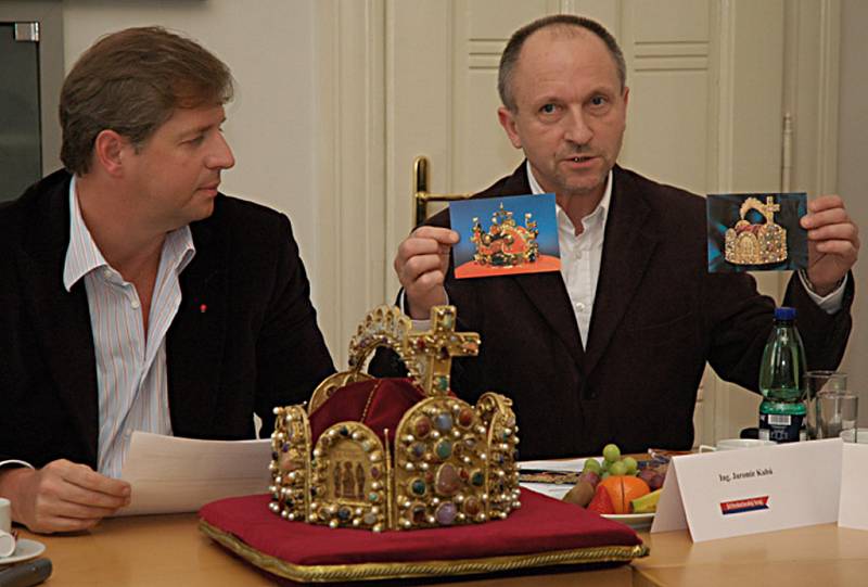 Kastelán Karlštejna Jaromír Kubů se loni těšil, že kopii svatováclavské koruny českých králů, kterou si návštěvníci hradu mohou prohlédnout nyní, doplní i replika koruny říšských císařů. Tedy právě té koruny, kvůli jejímuž uložení nechal Karel IV. Karlšte