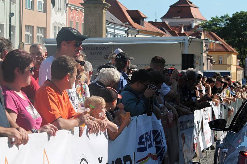 Čtyřiapadesát posádek stanulo ve čtvrtek po 17. hodině na Staroměstském náměstí v Mladé Boleslavi na startovní čáře dalšího ročníku Oldtimer Bohemia Rally.