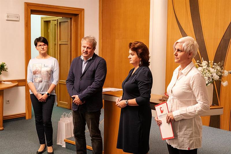 V obřadní síni mladoboleslavského magistrátu ocenili zástupci města a nemocnice dobrovolníky v sociální a zdravotnické oblasti.