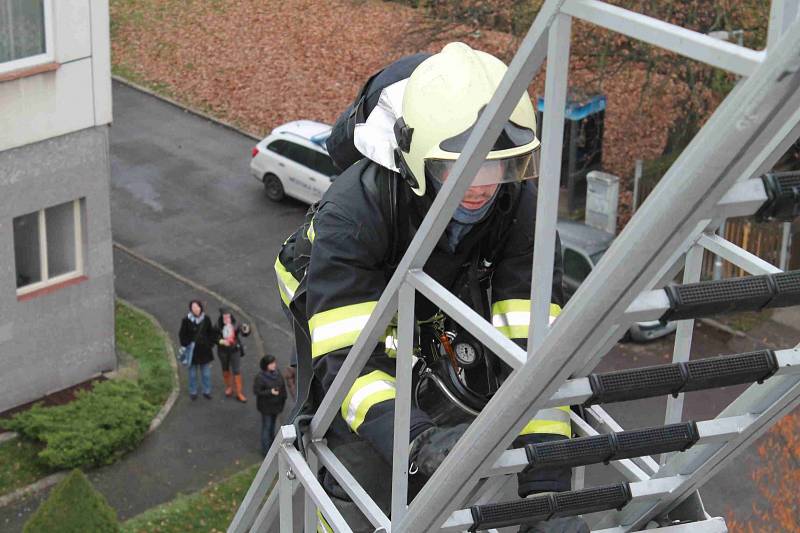 Hasiči v mnichovohradišťském domě s pečovatelskou službou trénovali zásah při požáru