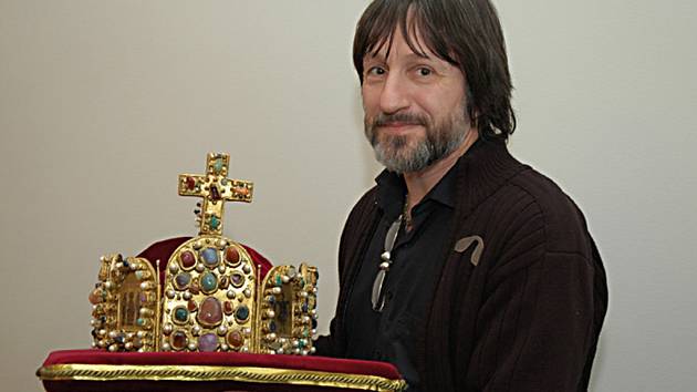 Repliku císařské koruny vyrábí umělecký šperkař Jiří Urban. Objednávku Středočeského kraje přijal nejen jako životní nabídku, která se neopakuje, ale také jako výzvu vyzkoušet si řemeslné postupy používané v době románské. 