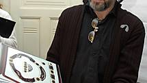 Repliku císařské koruny vyrábí umělecký šperkař Jiří Urban. Objednávku Středočeského kraje přijal nejen jako životní nabídku, která se neopakuje, ale také jako výzvu vyzkoušet si řemeslné postupy používané v době románské. 