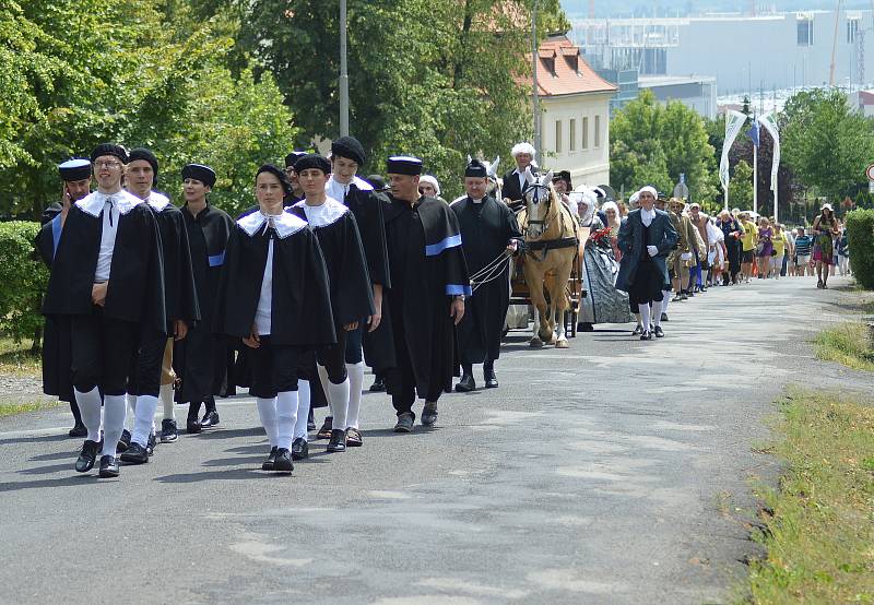 Navzdory horkému a dusnému sobotnímu počasí vyrazilo do ulic Kosmonos procesí v dobových barokních kostýmech, které tak připomnělo 330 let od založení tamní piaristické koleje.