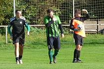 Pavel Jarolím (uprostřed) na sebe v utkání Krnska upozornil nejen dvěma góly, ale i gestem fair-play, když úmyslně pokutový kop úmyslně odevzdal do rukou brankáře Čisté.