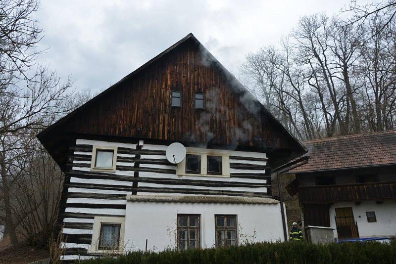 Při požáru historické roubenky na Mladoboleslavsku zemřel majitel