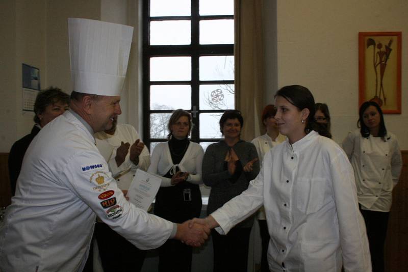 Studenti v Horkách ukončili kurz studené kuchyně velkolepým rautem. Dobrot bylo požehnaně!