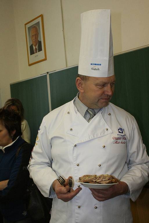 Studenti v Horkách ukončili kurz studené kuchyně velkolepým rautem. Dobrot bylo požehnaně!