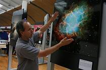 Pavel Suchan z Astronomického ústavu Akademie věd ČR a z České astronomické společnosti při instalaci výstavy v Olympii.