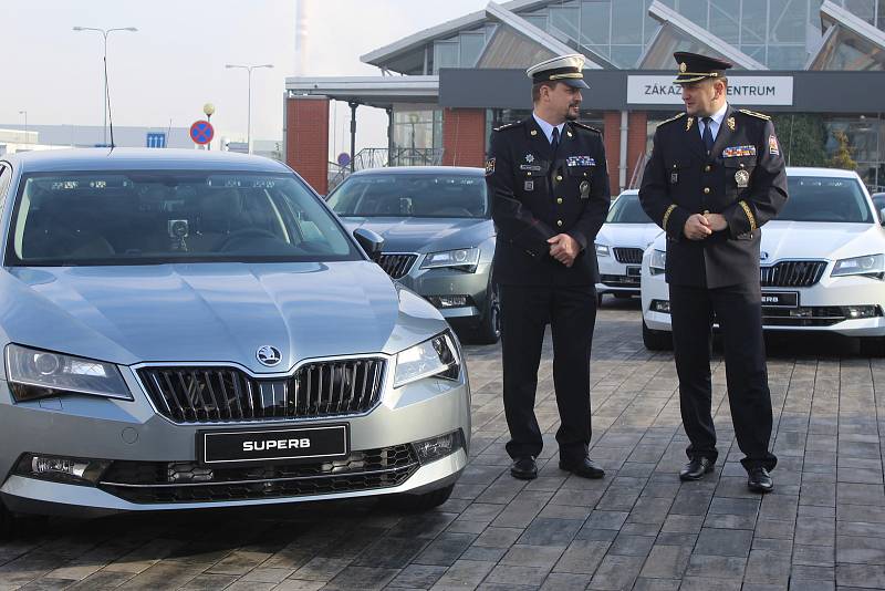 Prvních 19 vozů Škoda Superb Ambition s automatickou převodovkou převzali zástupci Policie České republiky od představitelů automobilky Škoda Auto.