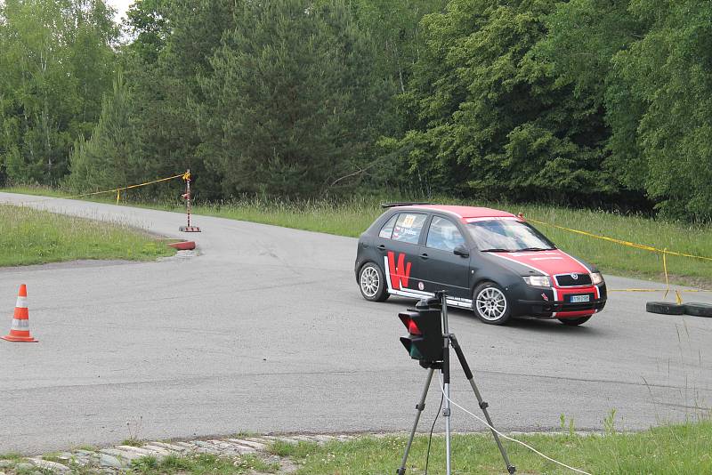 Příznivci silných motorů a kvílení  pneumatik v ostrých zatáčkách mířili v sobotu 26. května do areálu Motorlandu Vrchbělá.