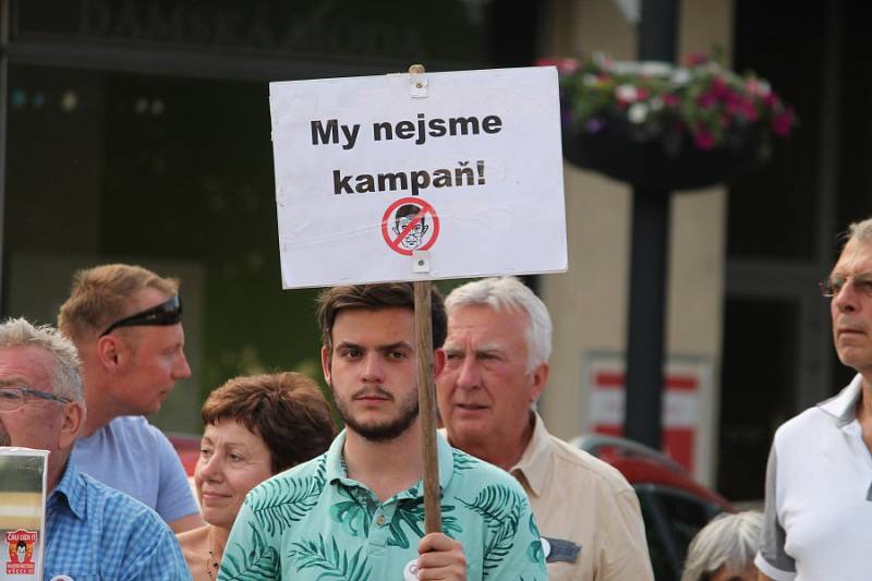 V úterý 11. června se na Staroměstském náměstí sešlo, podle slov organizátorů, na pět set lidí, kteří přišli vyslovit svůj odpor premiérovi České republiky Andrei Babišovi a prezidentovi Miloši Zemanovi.