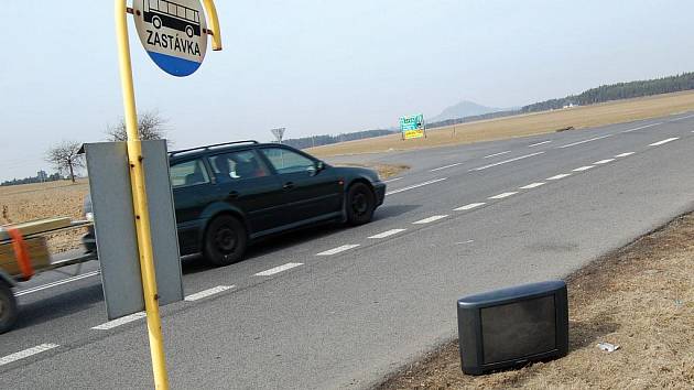 Televize čeká na zastávce na autobus?