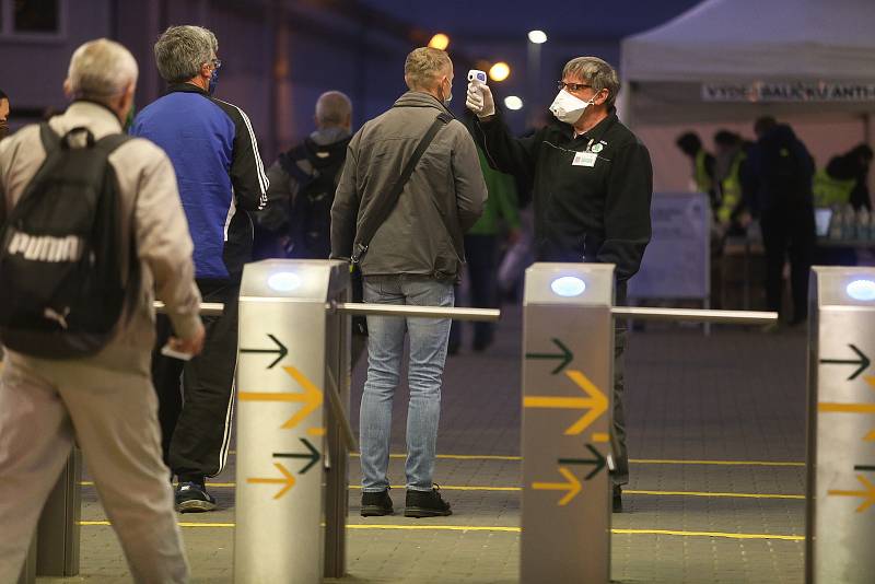 Zaměstnanci Škody Mladá Boleslav přicházejí v pondělí 27. dubna před šestou ráno do práce, po odstávce způsobené epidemií nového typu koronaviru.