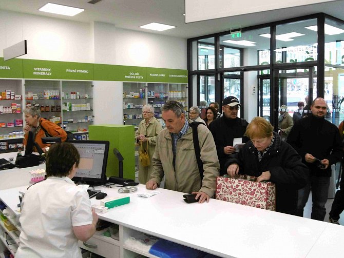 PRVNÍ návštěvníci, kteří si přišli koupit léky do nové lékárny, kterou Klaudiánova nemocnice otevřela včera.