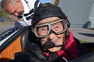 Paní Jaroslava Koubková oslavila své 96. narozeniny v historickém letadle.
