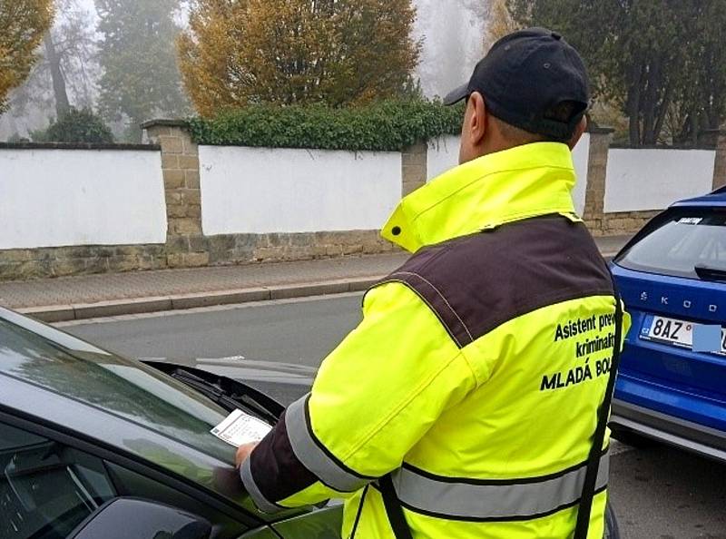 Tak jako každý rok v tomto období se asistenti prevence kriminality a strážníci městské policie věnují dohledu nad veřejným pořádkem ve vytipovaných lokalitách. Intenzivně se zaměřují především na místní hřbitovy a jejich bezprostřední okolí.