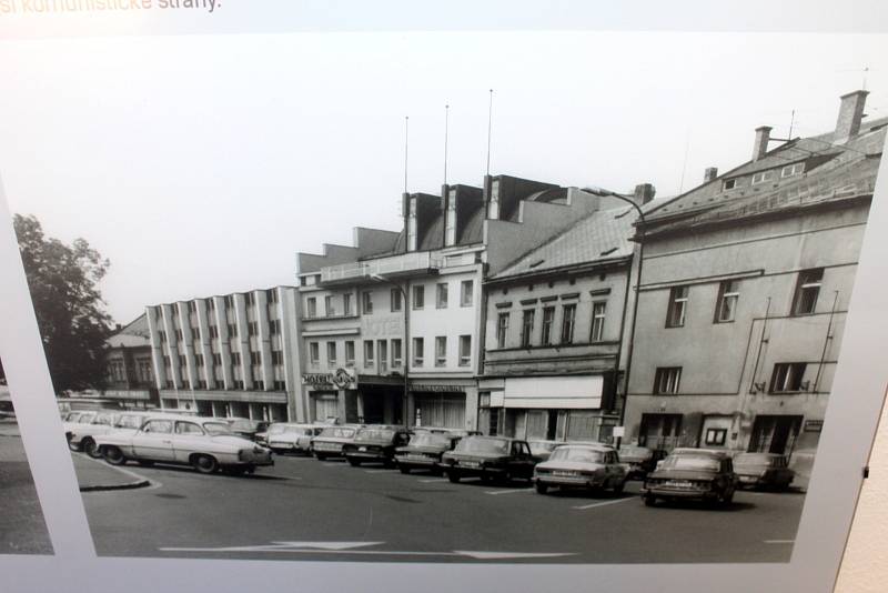 V Muzeu Mladoboleslavska na Hradě je v prvním patře k vidění neobyčejná výstava snímků z historie Staroměstského náměstí.