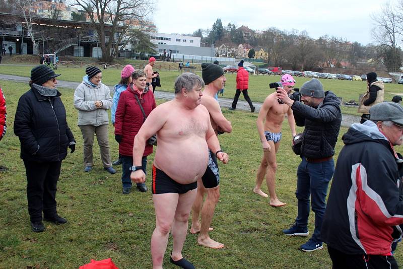 Ze třetího ročníku soutěže zimních plavců na řece Jizeře u Krásné louky v Mladé Boleslavi.