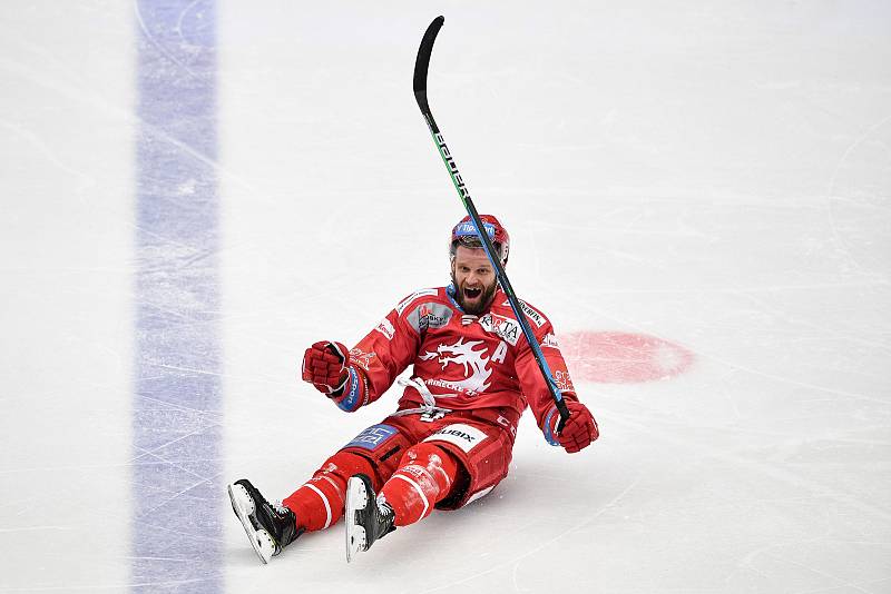 Semifinále play off hokejové Tipsport extraligy - 7. zápas: HC Oceláři Třinec - BK Mladá Boleslav, 15. dubna 2021 v Třinci. Martin Růžička z Třince oslavuje gól.