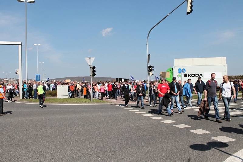 Škodováci protestovali před Pentagonem proti nabídce firmy. Mítinku se zúčastnily tisíce lidí.