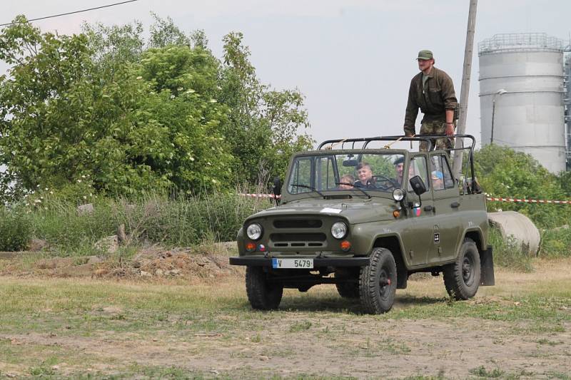 Dětský den v Dobrovici přilákal na tréninkové fotbalové hřiště stovky návštěvníků