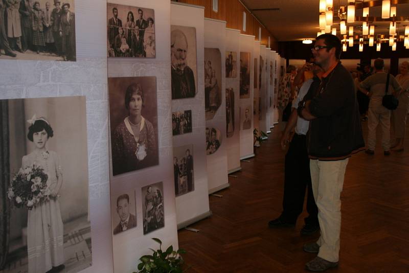 Výstava Zaniklý svět v Domě kultury nabízí nový pohled na menšiny Romů a Sintů