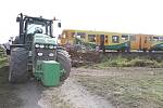 Osobní vlak Regionova vrazil do oracího stroje, který byl tažen traktorem a uvízl na přejezdu. 