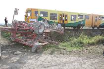 Osobní vlak Regionova vrazil do oracího stroje, který byl tažen traktorem a uvízl na přejezdu. 